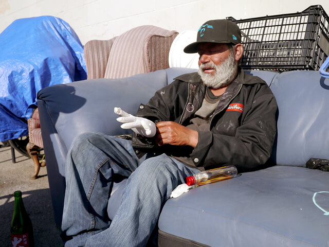 ONE BITE CHALLENGE AFTER CORONAVIRUS (COVID-19)の写真素材撮影、ホームレスの人々