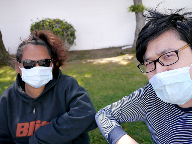 ONE BITE CHALLENGE AFTER CORONAVIRUS (COVID-19)の写真素材撮影、ホームレスの人々