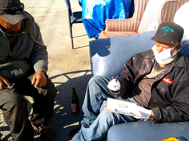 ONE BITE CHALLENGE AFTER CORONAVIRUS (COVID-19)の写真素材撮影、ホームレスの人々