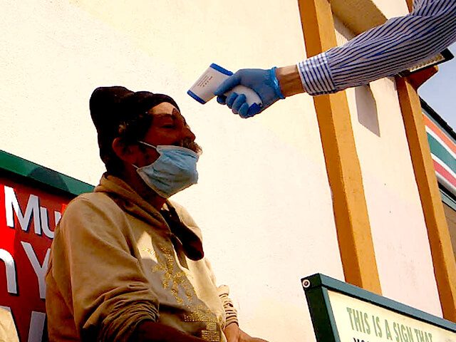 ONE BITE CHALLENGE AFTER CORONAVIRUS (COVID-19)の写真素材撮影、ホームレスの人々