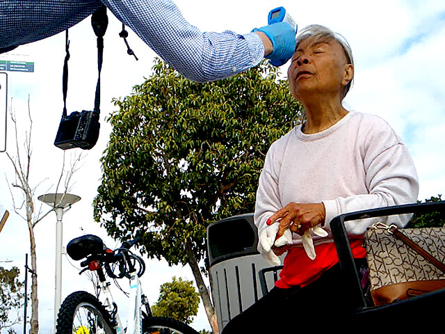 ONE BITE CHALLENGE AFTER CORONAVIRUS (COVID-19)の写真素材撮影、ホームレスの人々