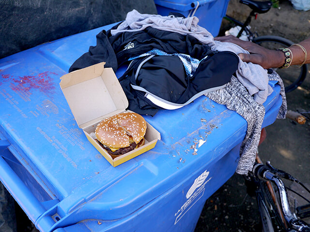 ONE BITE CHALLENGE AFTER CORONAVIRUS (COVID-19)の写真素材撮影、ホームレスの人々