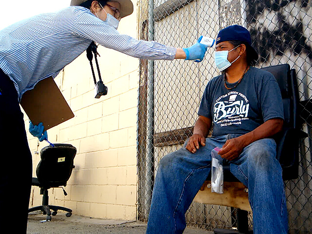 ONE BITE CHALLENGE AFTER CORONAVIRUS (COVID-19)の写真素材撮影、ホームレスの人々