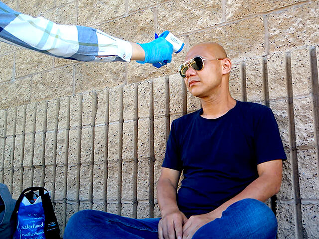 ONE BITE CHALLENGE AFTER CORONAVIRUS (COVID-19)の写真素材撮影、ホームレスの人々