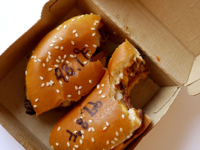 ONE BITE CHALLENGE AFTER CORONAVIRUS (COVID-19)の写真素材撮影、ホームレスの人々