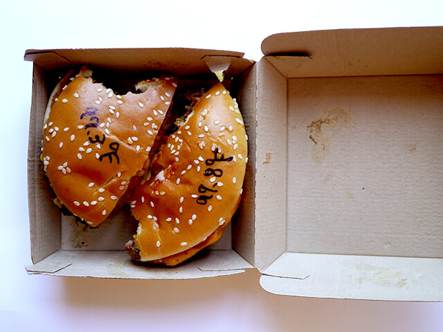 ONE BITE CHALLENGE AFTER CORONAVIRUS (COVID-19)の写真素材撮影、ホームレスの人々