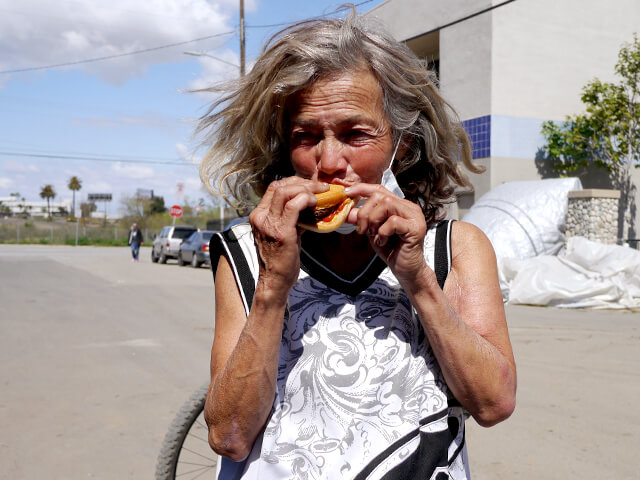 ONE BITE CHALLENGE AFTER CORONAVIRUS (COVID-19)の写真素材撮影、ホームレスの人々