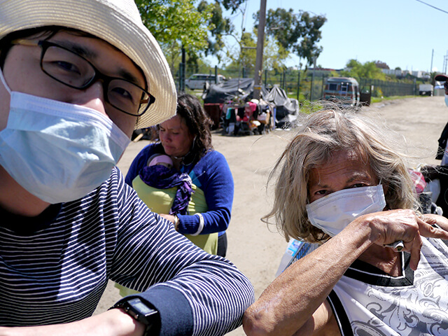 ONE BITE CHALLENGE AFTER CORONAVIRUS (COVID-19)の写真素材撮影、ホームレスの人々