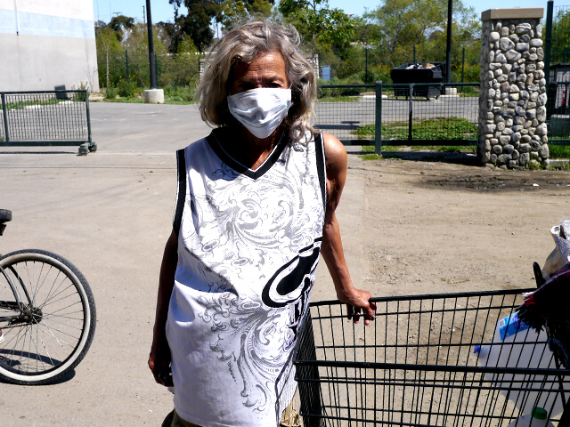 ONE BITE CHALLENGE AFTER CORONAVIRUS (COVID-19)の写真素材撮影、ホームレスの人々