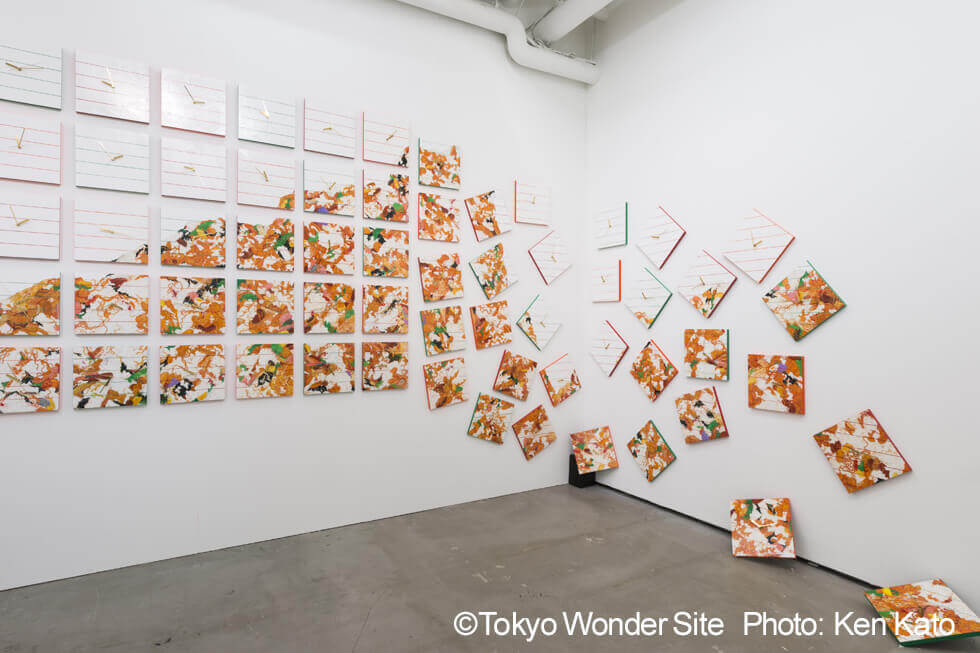 新宅睦仁個展「コンビニ弁当の山－Time is money.」@トーキョーワンダーサイト渋谷の展示風景