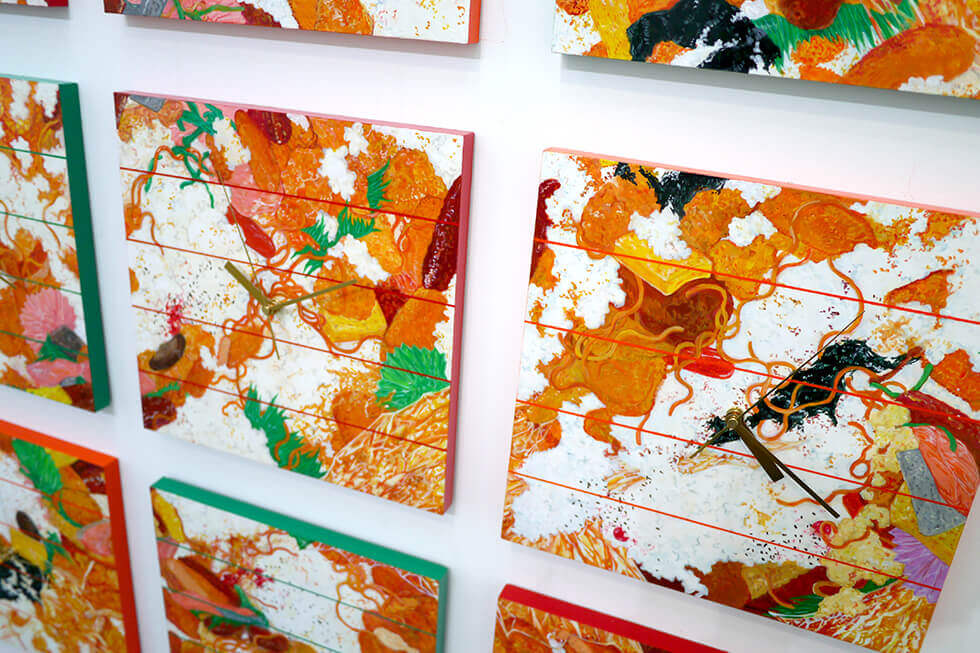 新宅睦仁個展「コンビニ弁当の山－Time is money.」@トーキョーワンダーサイト渋谷の展示風景