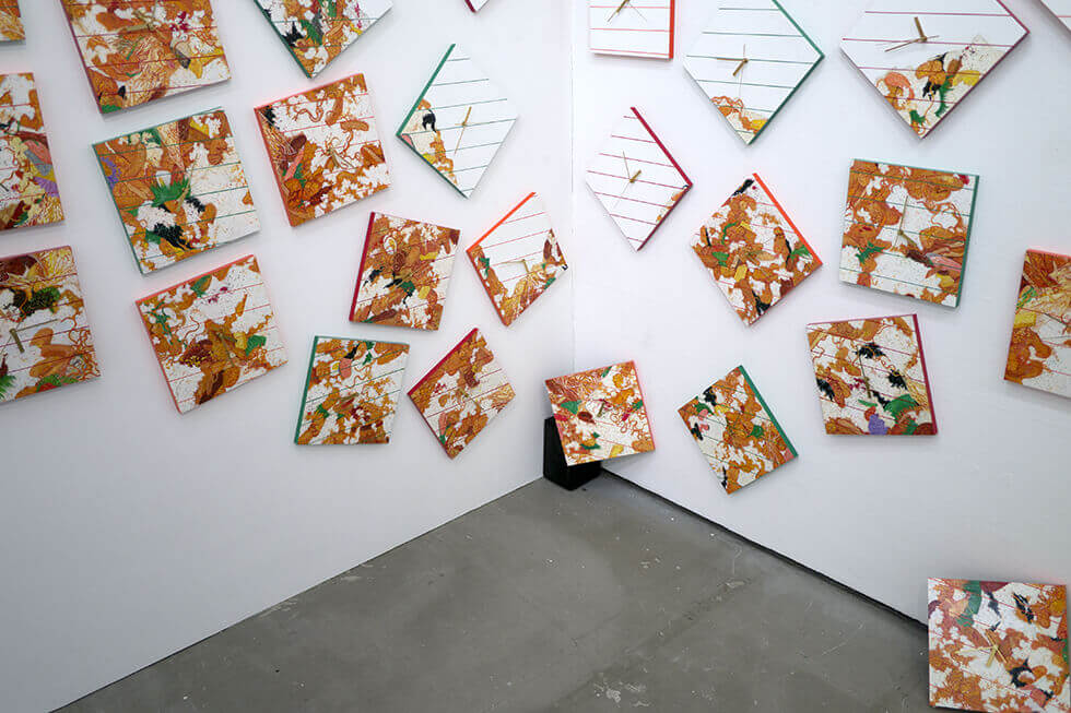 新宅睦仁個展「コンビニ弁当の山－Time is money.」@トーキョーワンダーサイト渋谷の展示風景