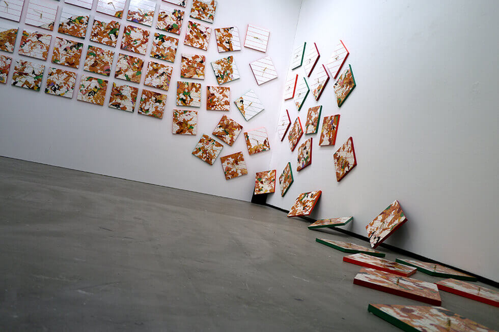 新宅睦仁個展「コンビニ弁当の山－Time is money.」@トーキョーワンダーサイト渋谷の展示風景