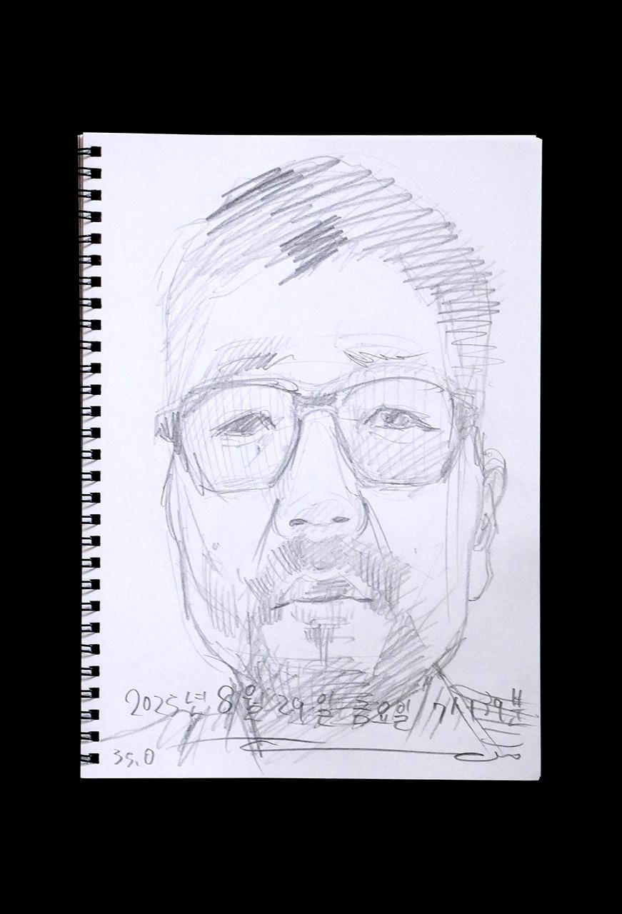 現代美術家の新宅睦仁(シンタクトモニ)の2025年8月29日の自画像/鉛筆ドローイング