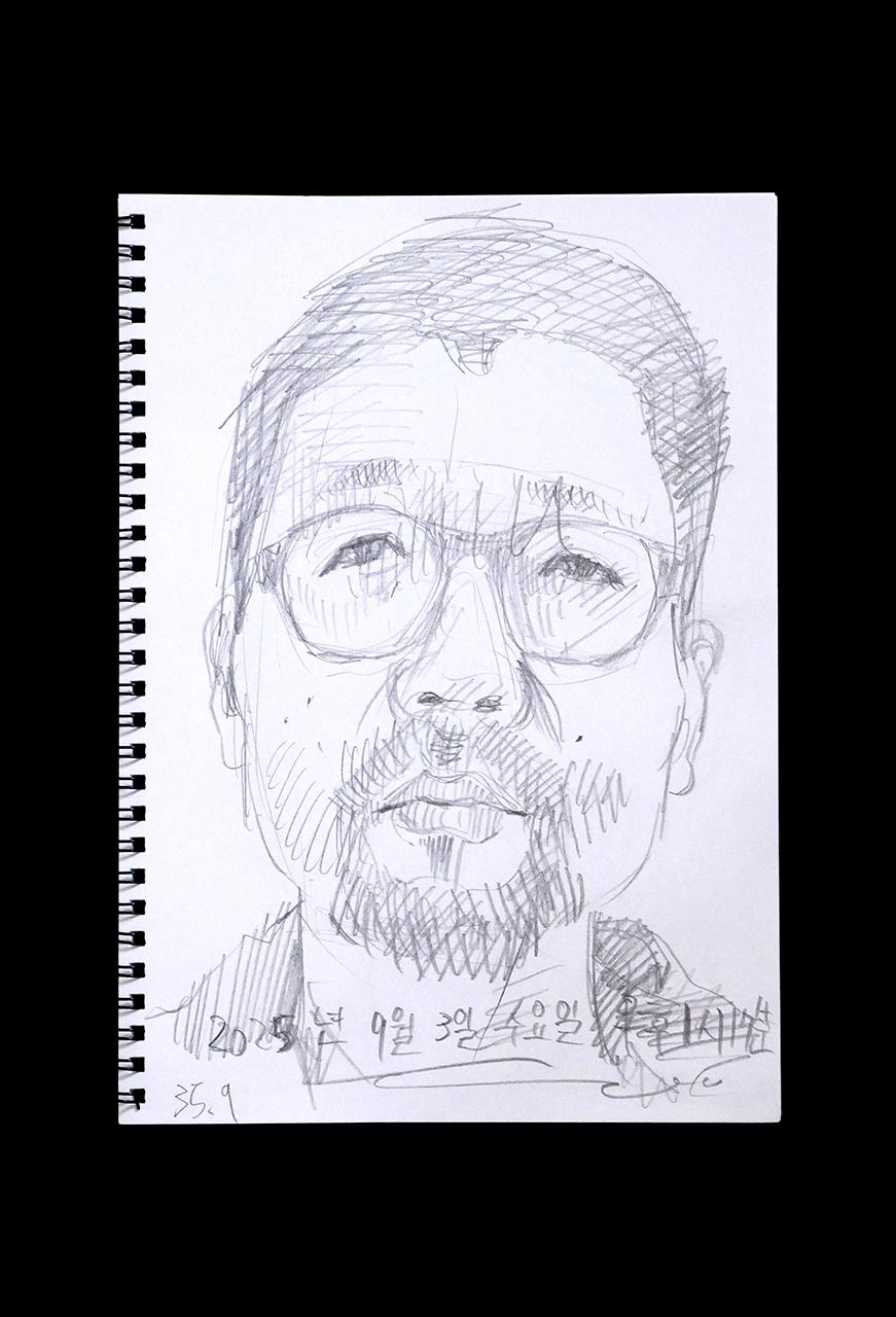 現代美術家の新宅睦仁(シンタクトモニ)の2025年9月3日の自画像/鉛筆ドローイング