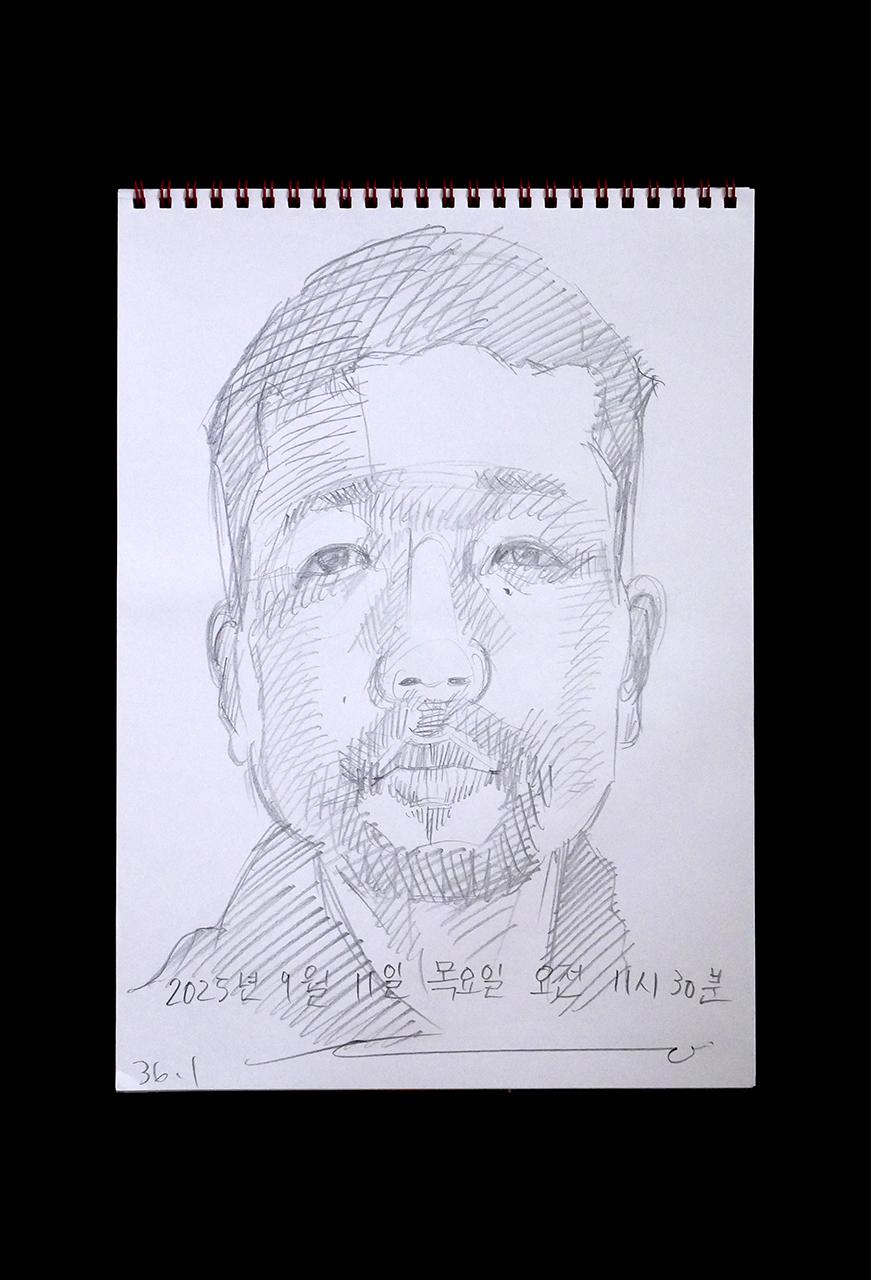 現代美術家の新宅睦仁(シンタクトモニ)の2025年9月11日の自画像/鉛筆ドローイング