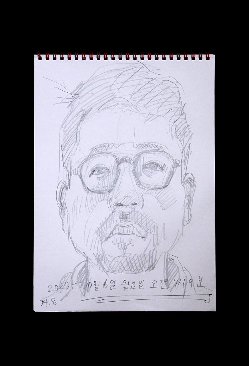 現代美術家の新宅睦仁(シンタクトモニ)の2025年10月6日の自画像/鉛筆ドローイング
