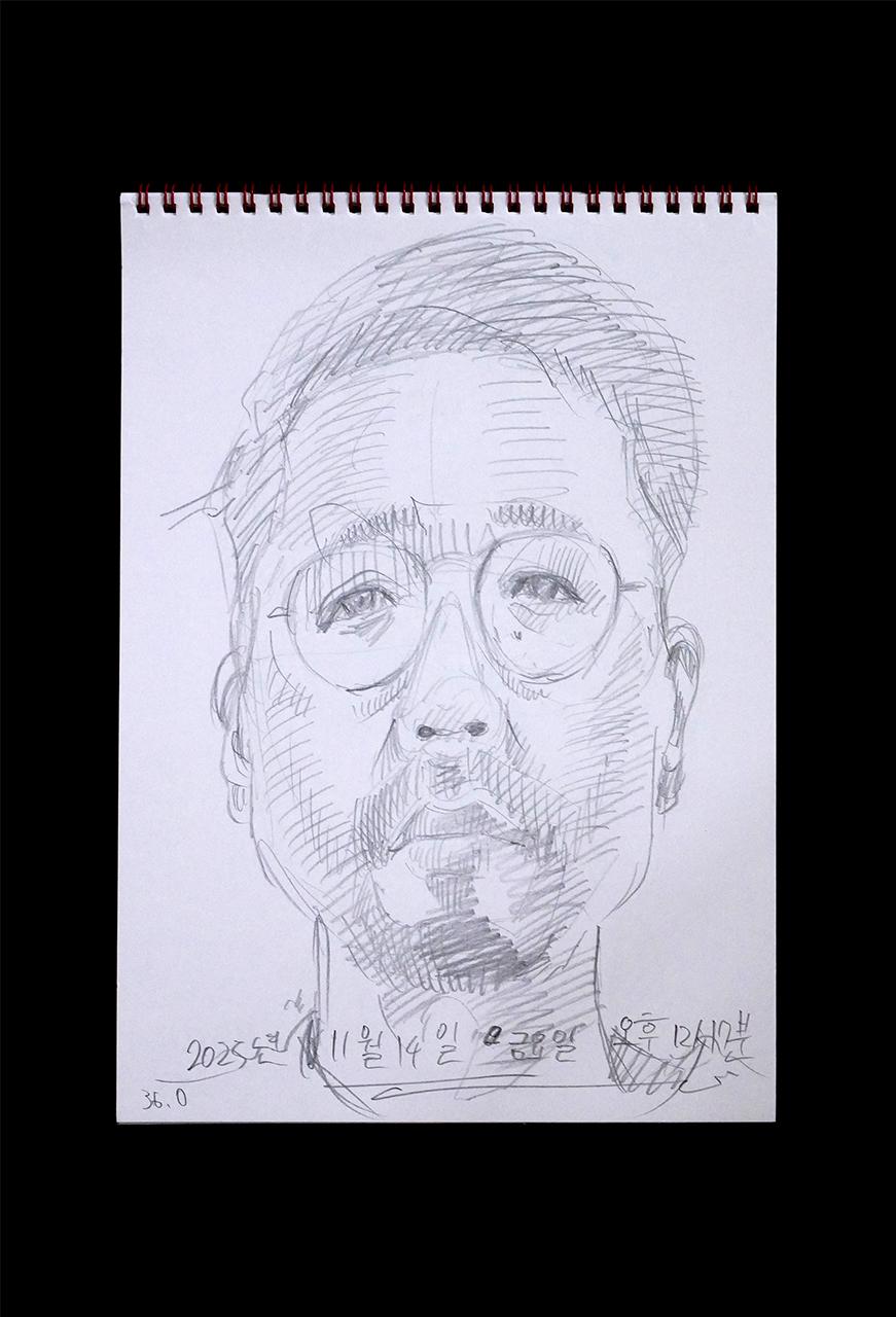 現代美術家の新宅睦仁(シンタクトモニ)の2025年11月14日の自画像/鉛筆ドローイング