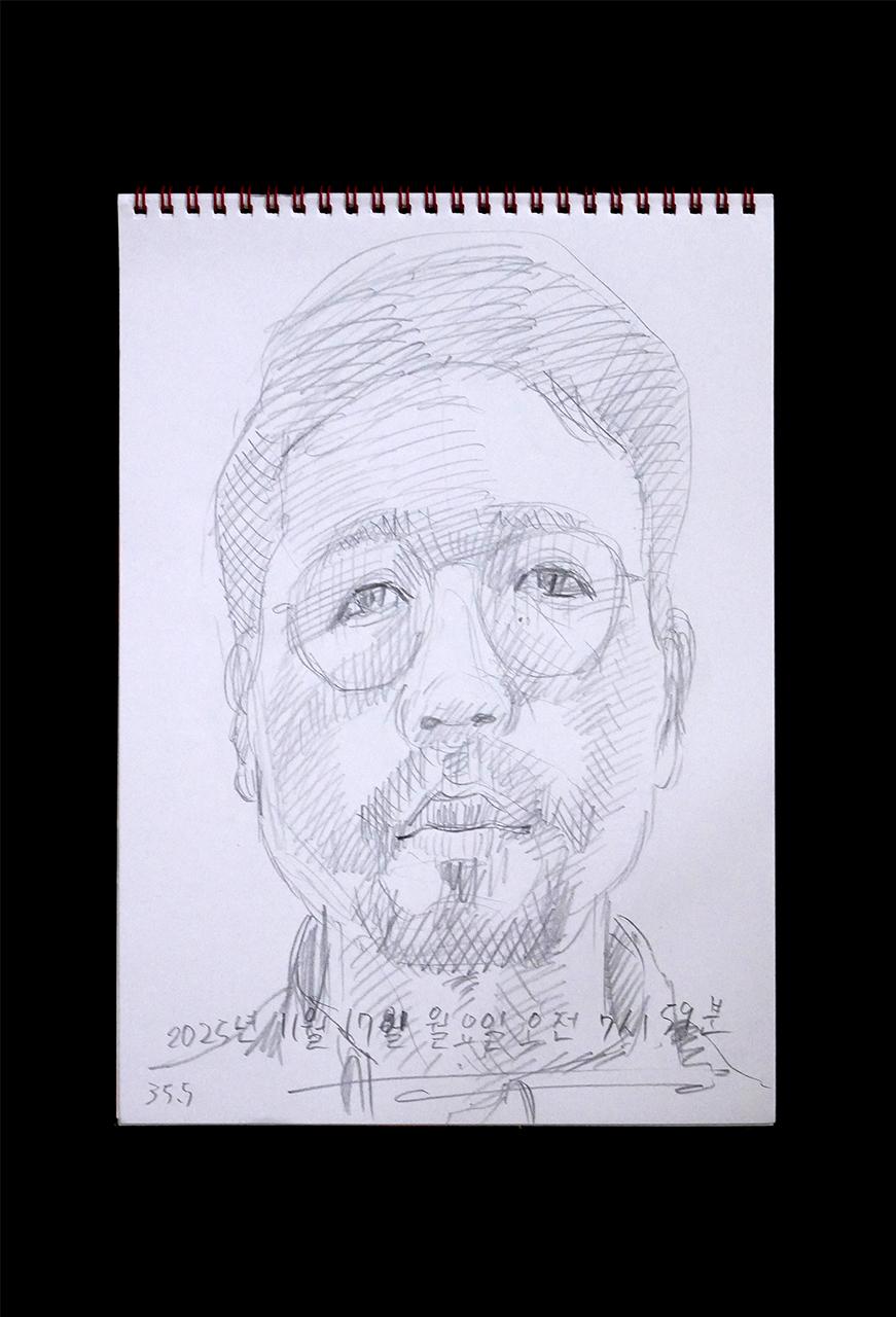 現代美術家の新宅睦仁(シンタクトモニ)の2025年11月17日の自画像/鉛筆ドローイング