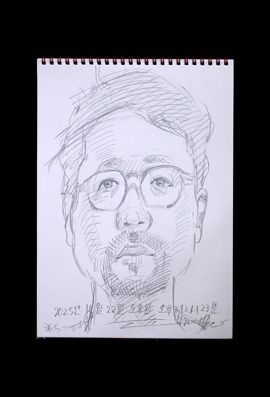 現代美術家の新宅睦仁(シンタクトモニ)の2025年11月22日の自画像/鉛筆ドローイング