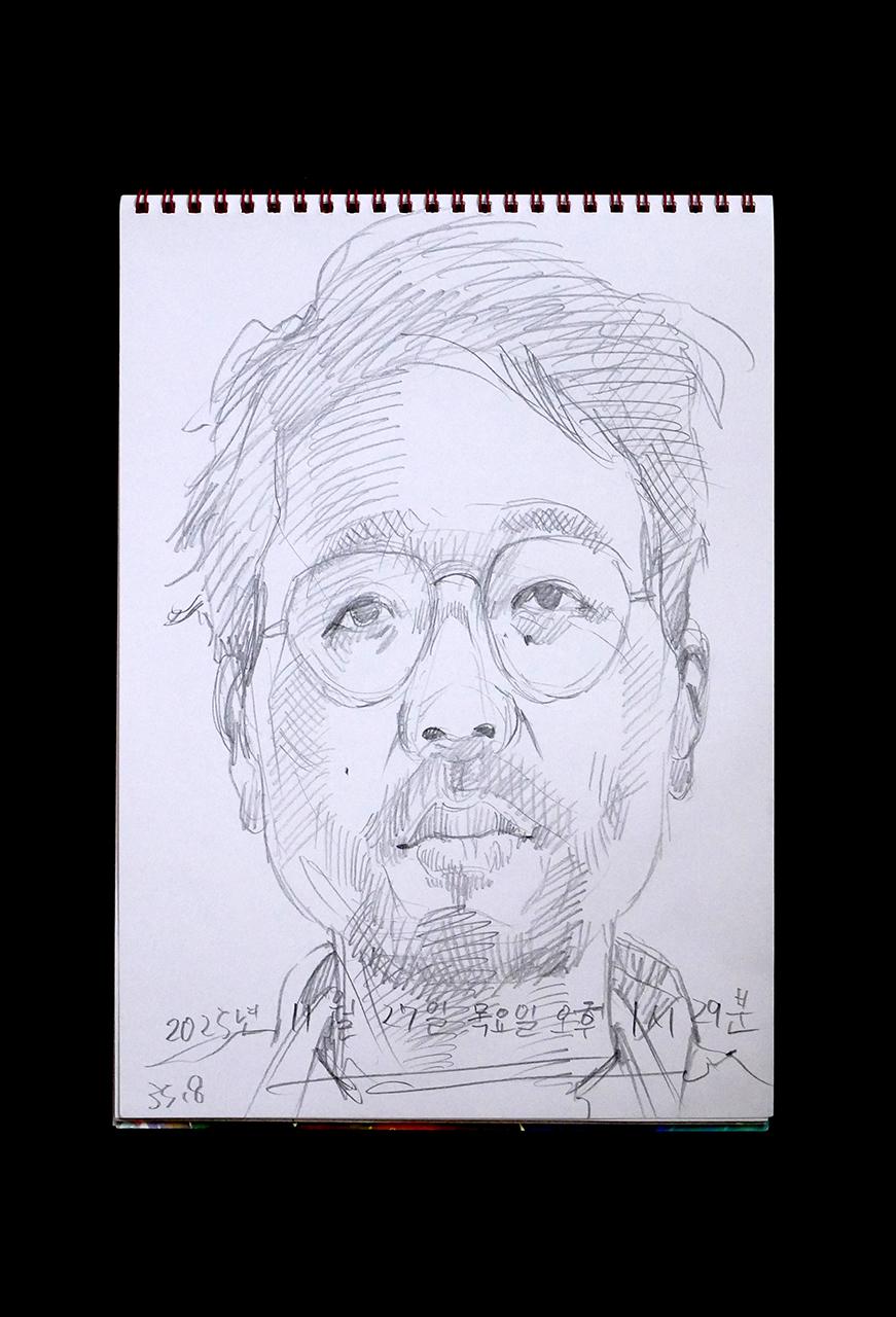 現代美術家の新宅睦仁(シンタクトモニ)の2025年11月27日の自画像/鉛筆ドローイング