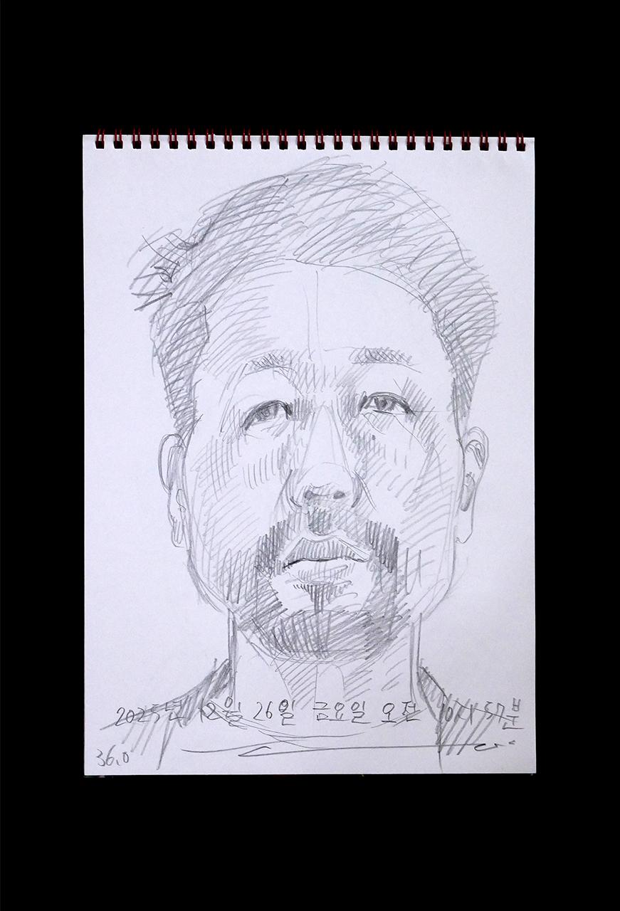 現代美術家の新宅睦仁(シンタクトモニ)の2025年12月26日の自画像/鉛筆ドローイング