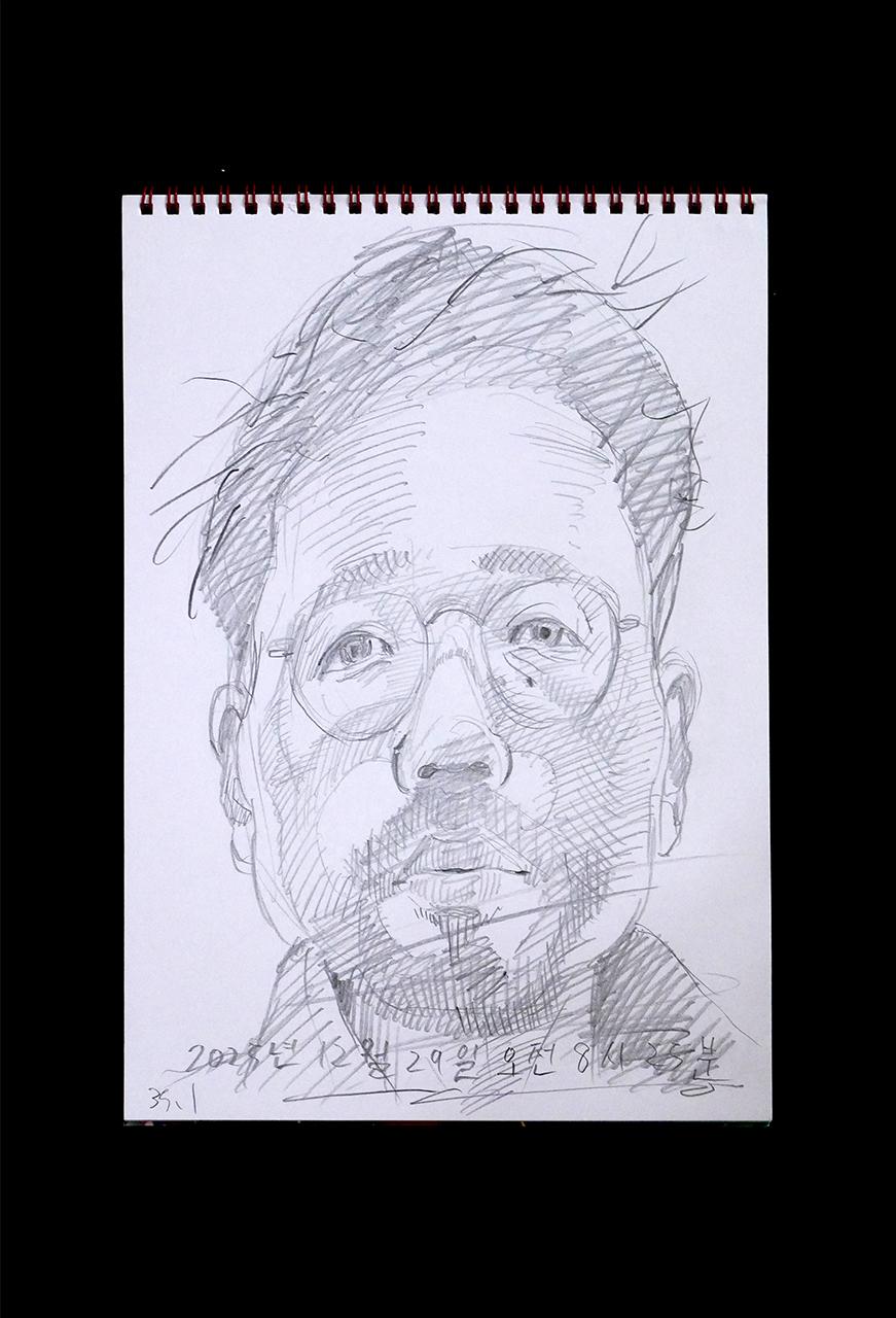 現代美術家の新宅睦仁(シンタクトモニ)の2025年12月29日の自画像/鉛筆ドローイング