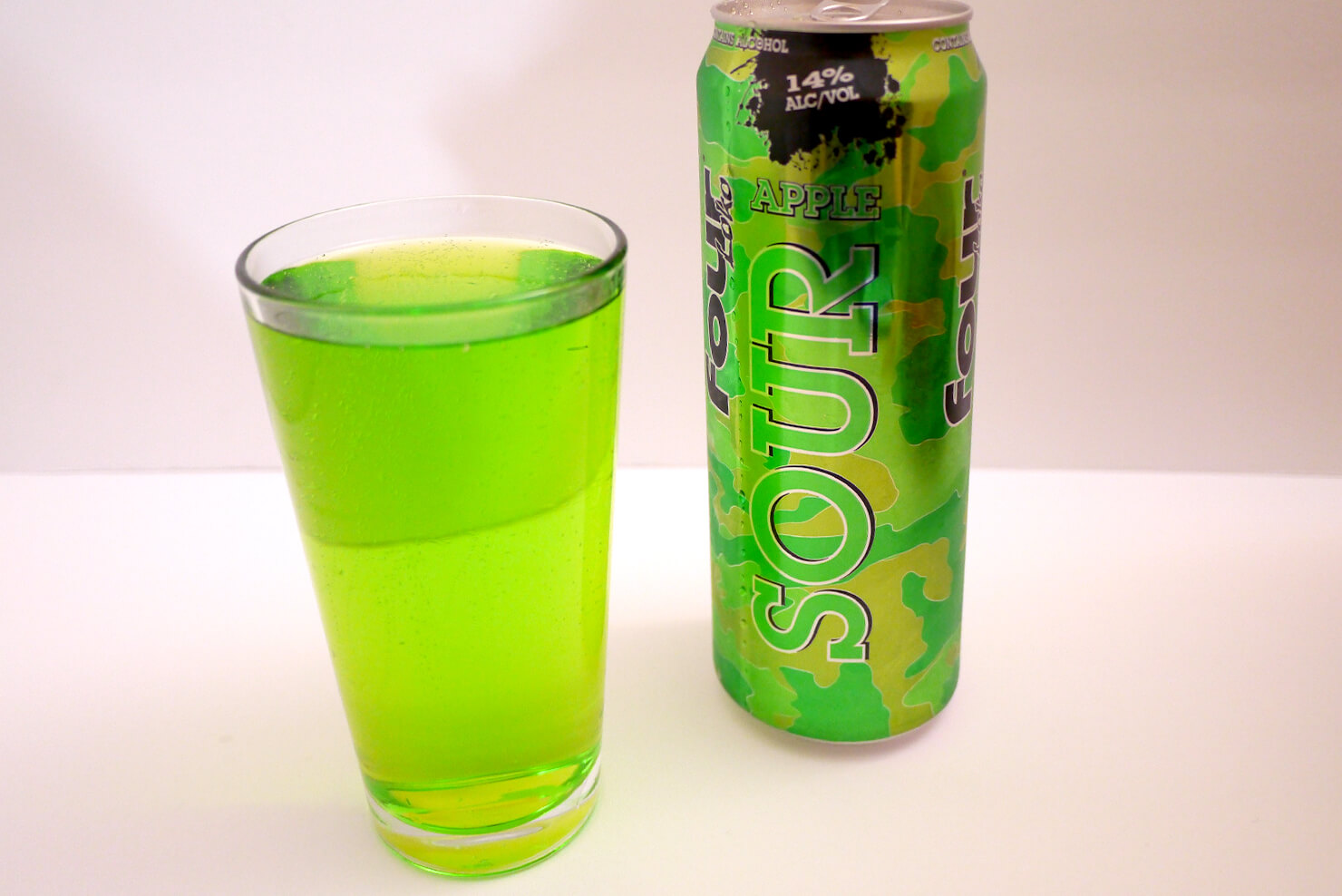 アメリカ版ストロングゼロ「Four Loko」フォーロコをグラスに注いだ画像